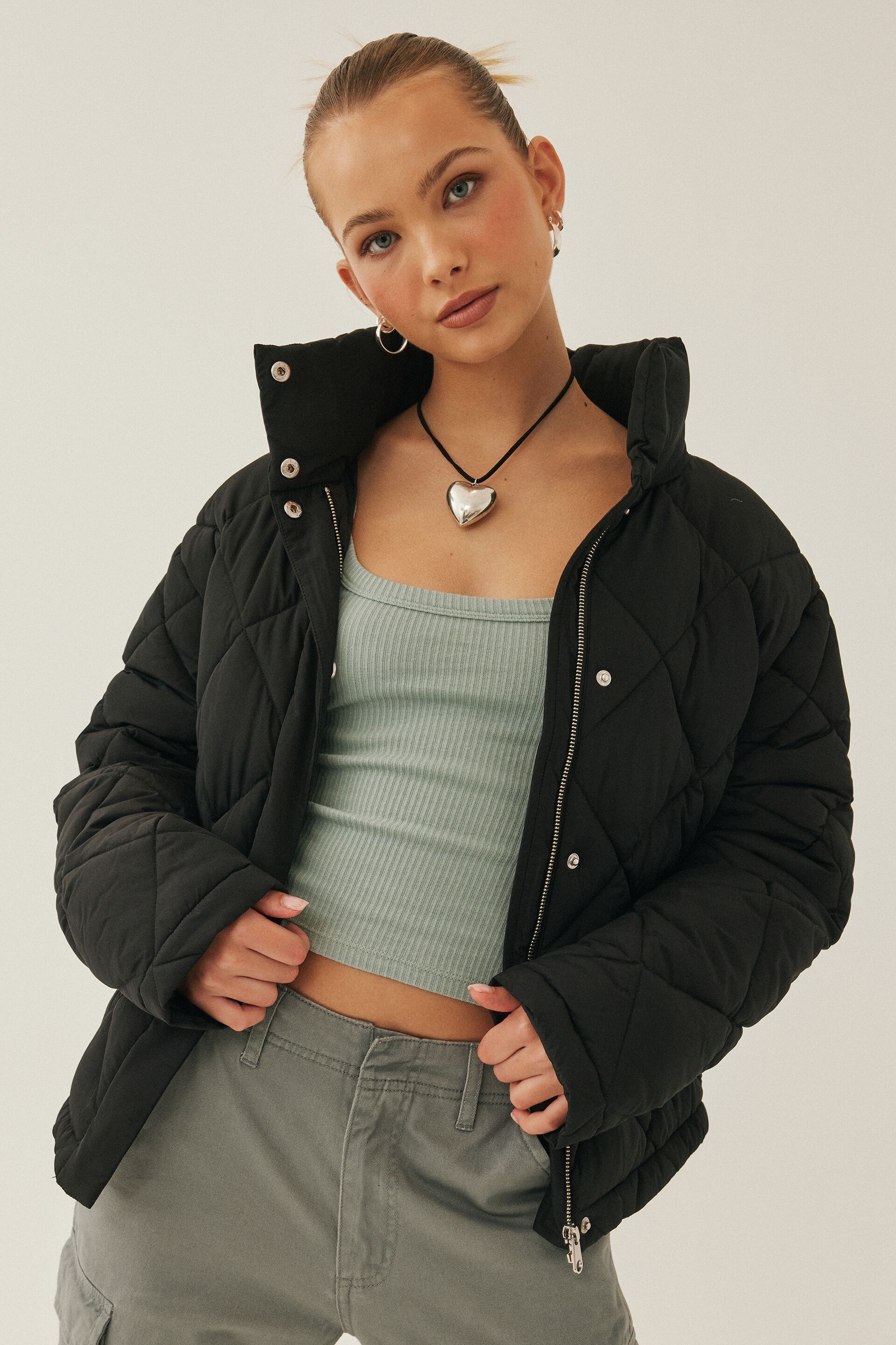 Buy Women's Black Relaxed Fit Puffer Jacket Online at Bewakoof